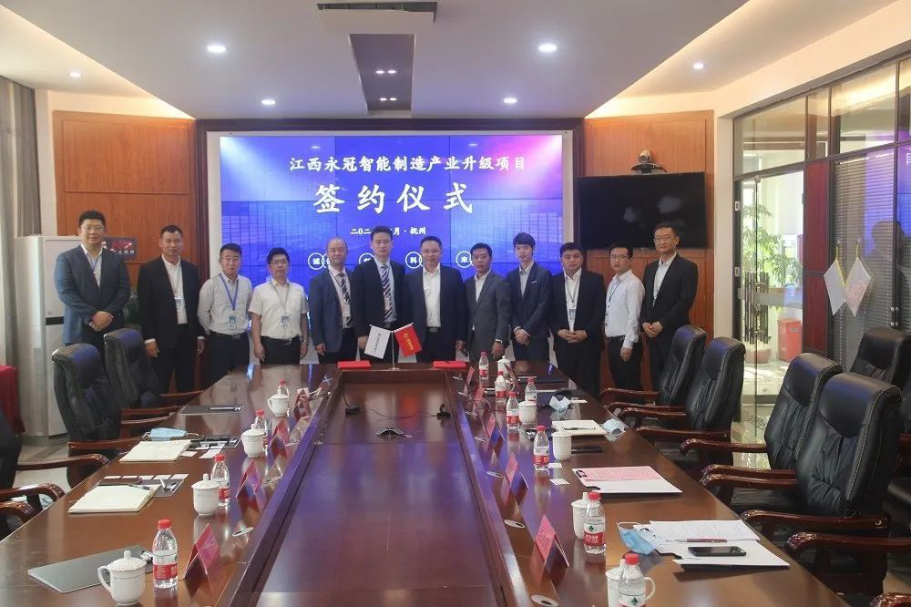 博众签约合影留念